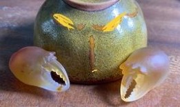 大叔吃瓜消暑,大叔吃瓜消暑乐享清凉时光