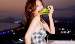 秦岚阳台吃瓜,尽显明星日常风采