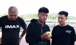 卖瓜老头吃瓜不给钱,诚信与智慧的寓言