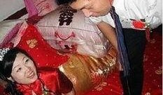 新娘闹洞房吃瓜,新娘吃瓜成潮流，甜蜜瞬间定格