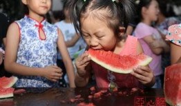 乌鲁木齐吃瓜的视频,趣味横生的夏日生活剪影