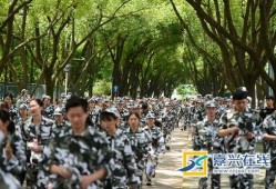 每人聪慧吃瓜军训,军训中的青春风采