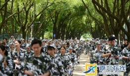 每人聪慧吃瓜军训,军训中的青春风采