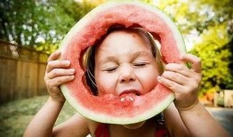 保持高冷女友吃瓜,揭秘她背后的神秘世界