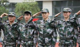 每人聪慧吃瓜军训,军训中的青春风采