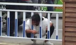 女子爬护栏吃瓜,公共安全意识亟待加强