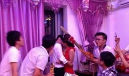 新娘闹洞房吃瓜,新娘吃瓜成潮流，甜蜜瞬间定格