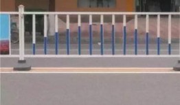 女子爬护栏吃瓜,公共安全意识亟待加强