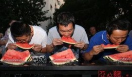 乌鲁木齐吃瓜的视频,趣味横生的夏日生活剪影