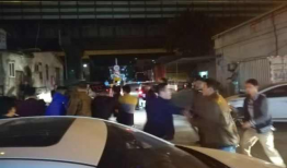 开车吃瓜女生视频,女子驾车吃瓜，意外走红网络