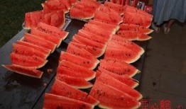 乌鲁木齐吃瓜的视频,趣味横生的夏日生活剪影