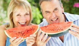 老人吃瓜日常,老人的悠闲夏日生活